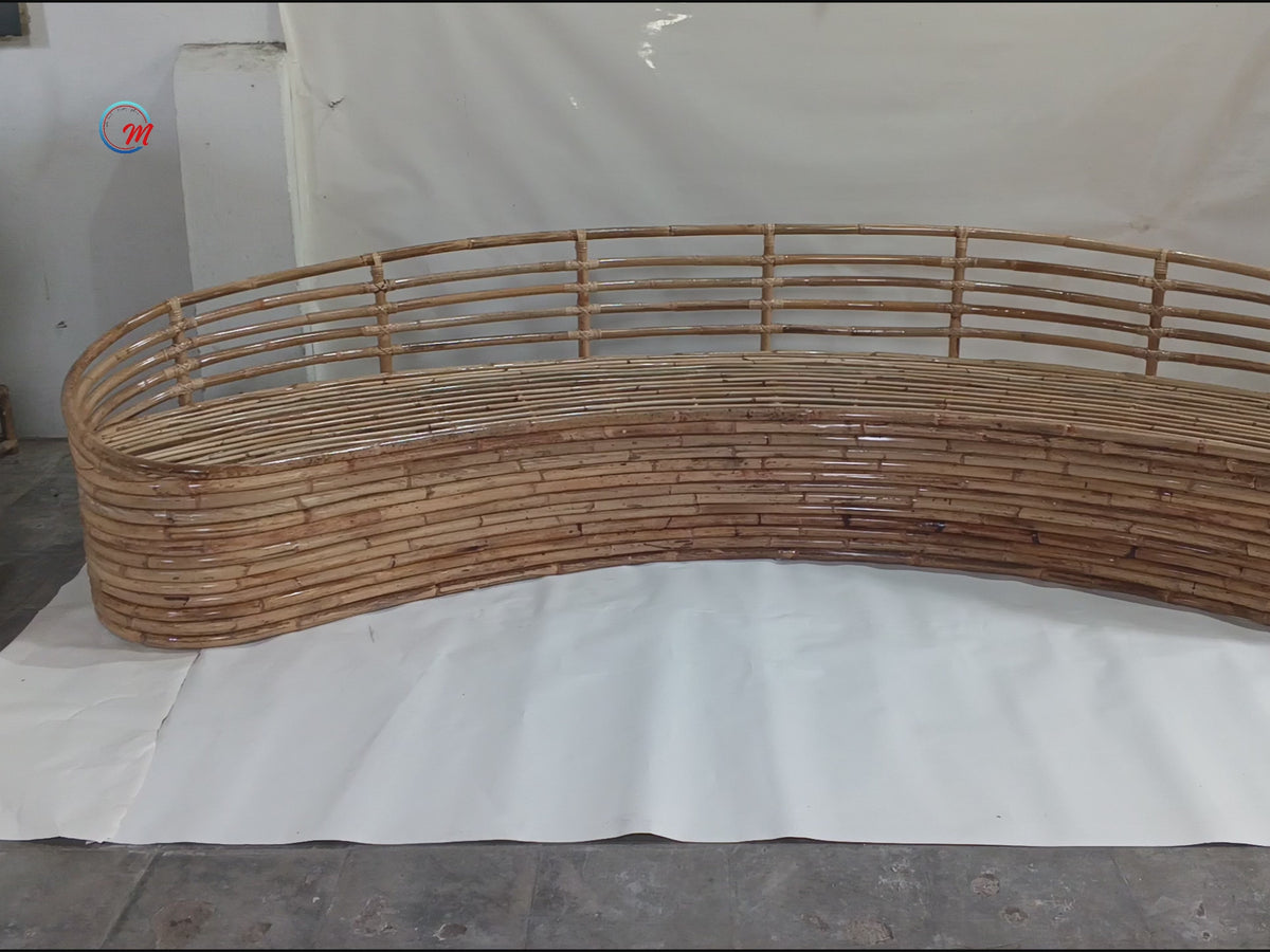 Handcrafted Curved Rattan Daybed Sofa with Cushion / Luxury Banana-Shaped Woven Lounge Settee for Living Room & Covered Patio